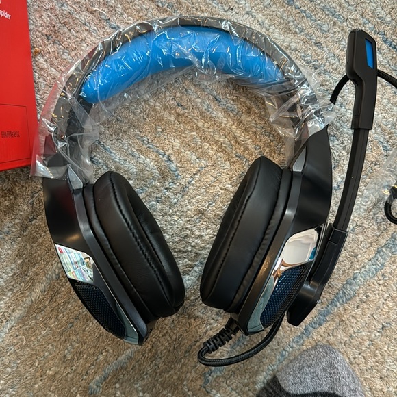 New in box: Hunterspider v-4 Pro Gaming Headset - Picture 4 of 4